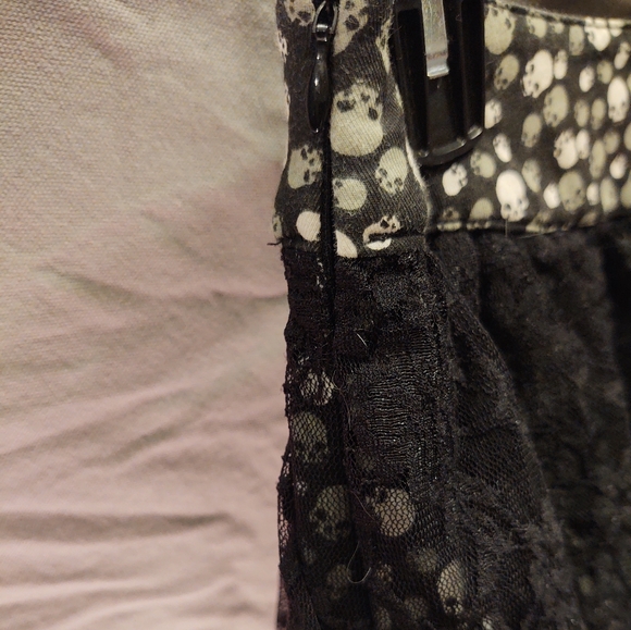 Tripp NYC womens MD gray skull  black lace ruffles skirt Hot Topic vintage NWOT - Picture 2 of 11